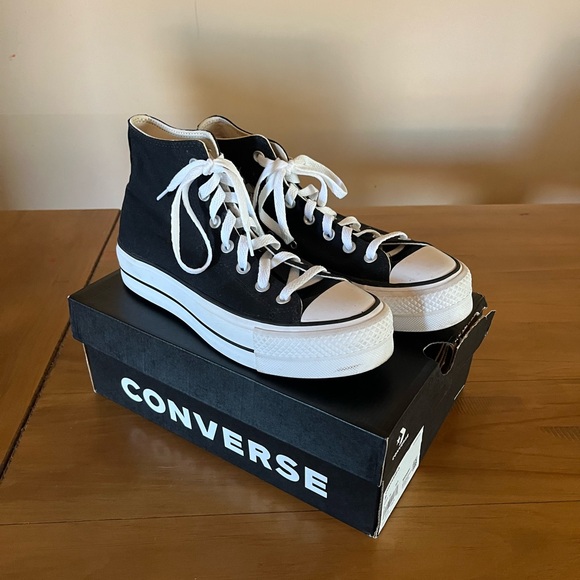 Women’s Size 8 Platform Converse - Picture 1 of 7